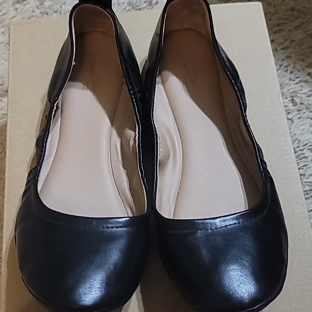 Universal Thread black flats size 8.5